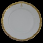 IMPÉRIO BRASILEIRO. BARÃO DE VASCONCELOS  Prato circular e recortado em porcelana francesa de manufatura de Limoges. Pertencente ao Serviço Barão de Vasconcelos (José Smith de Vasconcellos). Corpo com filetados a ouro e reserva com as iniciais SV encimado por uma coroa de visconde. Marca de manufatura Limoges, France, W.G. & Cie. ao fundo. Século XIX. 19 cm. Peça do mesmo serviço reproduzida à pág. 343 no Livro Louça da Aristocracia do Brasil, por Jenny Dreyfus.