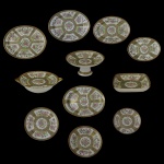 Belíssimo serviço de jantar em porcelana chinesa, Cia das Índias  policromada, ornado no padrão Mandarim. Apresenta reservas e medalhões centrais floridos sobre fundos dourados, e realçados por elementos florais. Constando de 26 peças, sendo: 1 Travessa (42 x 34 cm), 1 travessa para assado (37 x 28 cm), 1 travessa (36 x 28 cm), 1 travessa (34 x 25 cm), 1 travessa (30 x 22 cm), 1 réchaud (7 x 25 x 30 cm), 1 fruteira (11 x 23 cm), 1 saladeira (24 x 24 cm), 6 prato raso (24 cm), 6 prato fundo (24 cm) e 6prato de sobremesa (20 cm).