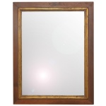 Espelho com estrutura em madeira. 72 x 55 cm (MI). 90 x 72 cm (ME).