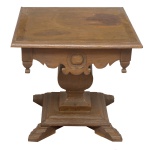 Original mesa em madeira nobre com tampo quadrangular saliente. Saia movimentada, centralizando medalhões esculpidos, realçada nas quinas por bilros. Coluna central no formato de balaústre, apoiada em degraus superpostos com frisos canelados. Pés largos e esparramados acompanhando o estilo.. 56 x 60 x 60 cm. Apresenta sinais de uso e do tempo.