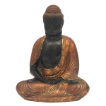 Escultura em madeira laqueada a ouro sobre fundo preto. Apresenta Budha sentado com as pernas cruzadas, as mãos acopladas e meio fechadas, indicando postura de meditação. Séc. XIX. 33 x 26 x 18 cm.