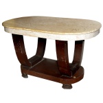 Mesa de apresentação em madeira nobre, estilo Art Déco. Tampo retangular saliente em mármore bege, com extremidades recortadas em meia lua. Saia lisa acompanhando o movimento. Pernas largas levemente recurvas, reunidas aos pares e apoiadas em base ovalada com pés lavrados.. 80 x 130 x 80 cm. Sinais de uso e do tempo. Esta disponivel para ser visto. Este lote encontra-se no Jardim Paulista, SP. Retirada com agendamento antecipado em nosso Escritório do Leilão  11.5044.1228.
