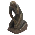 TERCIO VIEGA (Ativo no final do século XX  Escultura em bronze, representando figura masculina ajoelhada sobre base retangular, com uma mão na cabeça e outra na testa. Parece expressar lamento ou tristeza. Assinada e datada (19)96. Marcas do tempo.. 30 x 20 x 15 cm.