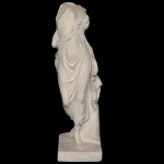 MOULAGE MUSÉE DU LOUVRE - Reprodução de escultura da antiguidade greco-romana em resina. Marca da moldagem. Acompanha base retangular. 64 x 18 x 17 cm.