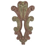 Talha em madeira policromada e vazada. 50 x 27 cm.