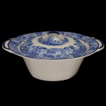 ENOCH WOODS ENGLISH SCENERY E WOOD & SONS ENGLAND.- Legumeira circular em cerâmica inglesa nas cores azul e branco. Bojo e tampa decorados com paisagens e borda com flores. No verso marcas da manufatura.12 x 30 cm.