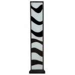 EVELINA VILLAÇA (São Paulo, 1944)  Calçadão de Copacabana. Escultura com estrutura em metal branco e liso, ornada por placas em vidro marmorizado em tons mesclados. Ass. cse. 146 x 28 x 28 cm. Pintora e escultora. É formada em história da arte, na Fundação Armando Alvares Penteado - Faap (1985). . Pintora e escultora. É formada em história da arte, na Fundação Armando Alvares Penteado - Faap (1985). Cursou ainda arte contemporânea, no Estúdio Contempoarte (1999); escultura com Cláudio Calia (1993); escultura, no Museu Brasileiro da Escultura (1996); e história da arte (1985), no Mube (1996).Participou de diversas exposições, entre as quais destacamos: 33 Salão da Sociedade Brasileira de Belas-Artes do Rio de Janeiro; 7 Salão de Artes Plásticas na Casa de Cultura de São Lourenço (SP); Coletiva de Pinturas e Esculturas na Casa de Cultura de Araras (SP); 47 Salão Oficial de Juiz de Fora (MG); 1 Exposição de Artes das Arcadas, Faculdade de Direito de São Paulo (1997); Salão Bunkyo da Sociedade Brasileira de Cultura Japonesa(1998); Mostra de Arte Latino-Americana, Memorial da América Latina, SP (1999 e 2001); Salão do Esmalte do Museu Municipal do Esmalte Contemporâneo, Tarragona, Barcelona, Espanha; Salão dos Independentes, Paris, França; "Cotidiano e Imaginário", A Arte da Mulher Brasileira do Século XX (SP); Mostra de Arte Contemporânea "Tempo Aberto", , Espaço Cultural Paineiras do Morumbi (SP); Museu da Casa Brasileira, SP (2001): Exposição de Escultura, Espaço Cultural Caixa Econômica Federal, Brasilia (DF): "intervenção Urbana", Espaço Cultural Caixa Econômica Federal, SP (2002)