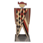 EVELINA VILLAÇA  Coleção Humanoides. Escultura em aço inox esmaltado. 100 x 42 x 42 cm. Pintora e escultora. É formada em história da arte, na Fundação Armando Alvares Penteado - Faap (1985). Cursou ainda arte contemporânea, no Estúdio Contempoarte (1999); escultura com Cláudio Calia (1993); escultura, no Museu Brasileiro da Escultura (1996); e história da arte (1985), no Mube (1996).Participou de diversas exposições, entre as quais destacamos: 33 Salão da Sociedade Brasileira de Belas-Artes do Rio de Janeiro; 7 Salão de Artes Plásticas na Casa de Cultura de São Lourenço (SP); Coletiva de Pinturas e Esculturas na Casa de Cultura de Araras (SP); 47 Salão Oficial de Juiz de Fora (MG); 1 Exposição de Artes das Arcadas, Faculdade de Direito de São Paulo (1997); Salão Bunkyo da Sociedade Brasileira de Cultura Japonesa(1998); Mostra de Arte Latino-Americana, Memorial da América Latina, SP (1999 e 2001); Salão do Esmalte do Museu Municipal do Esmalte Contemporâneo, Tarragona, Barcelona, Espanha; Salão dos Independentes, Paris, França; "Cotidiano e Imaginário", A Arte da Mulher Brasileira do Século XX (SP); Mostra de Arte Contemporânea "Tempo Aberto", , Espaço Cultural Paineiras do Morumbi (SP); Museu da Casa Brasileira, SP (2001): Exposição de Escultura, Espaço Cultural Caixa Econômica Federal, Brasilia (DF): "intervenção Urbana", Espaço Cultural Caixa Econômica Federal, SP (2002)