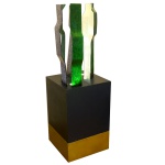 EVELINA VILLAÇA (São Paulo, 1944)  Escultura e luminária em Fusing Glass.139 x 45 x 45 cm (MT). Placas 70 x 10 cm. Este lote encontra-se em Chácara Flora SP. Favor agendar retirada com antecedência no telefone do escritório - 11.5044.1228 (Whatzapp). Pintora e escultora. É formada em história da arte, na Fundação Armando Alvares Penteado - Faap (1985). Cursou ainda arte contemporânea, no Estúdio Contempoarte (1999); escultura com Cláudio Calia (1993); escultura, no Museu Brasileiro da Escultura (1996); e história da arte (1985), no Mube (1996).Participou de diversas exposições, entre as quais destacamos: 33 Salão da Sociedade Brasileira de Belas-Artes do Rio de Janeiro; 7 Salão de Artes Plásticas na Casa de Cultura de São Lourenço (SP); Coletiva de Pinturas e Esculturas na Casa de Cultura de Araras (SP); 47 Salão Oficial de Juiz de Fora (MG); 1 Exposição de Artes das Arcadas, Faculdade de Direito de São Paulo (1997); Salão Bunkyo da Sociedade Brasileira de Cultura Japonesa(1998); Mostra de Arte Latino-Americana, Memorial da América Latina, SP (1999 e 2001); Salão do Esmalte do Museu Municipal do Esmalte Contemporâneo, Tarragona, Barcelona, Espanha; Salão dos Independentes, Paris, França; "Cotidiano e Imaginário", A Arte da Mulher Brasileira do Século XX (SP); Mostra de Arte Contemporânea "Tempo Aberto", , Espaço Cultural Paineiras do Morumbi (SP); Museu da Casa Brasileira, SP (2001): Exposição de Escultura, Espaço Cultural Caixa Econômica Federal, Brasilia (DF): "intervenção Urbana", Espaço Cultural Caixa Econômica Federal, SP (2002)