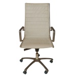 Cadeira de braços para escritório, com estrutura reta em metal. Encosto e assento acoplados em uma única peça, almofadada em tecido de cor marfim e realçada por faixas horizontais pespontadas. Braços retilíneos em L. Verso do encosto com puxador. Coluna lisa com regulagem de altura, apoiada em base com 5 pernas sobre rodinhas 107 x 52 x 61 cm. Sinais de uso e do tempo.