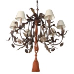 Lustre para 6 luzes em ferro com movimentos retorcido e flores. 70 x 96 cm.