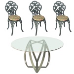 Conjunto para área externa, composto por mesa com tampo de vidro circular, apoiado em pés de ferro e 3 cadeiras de ferro pintadas de verde. 77 x 38 x 35 cm. Esta disponivel para ser visto. Este lote encontra-se na Granja Julieta, SP. Retirada com agendamento antecipado em nosso Escritório do Leilão  11.5044.1228.