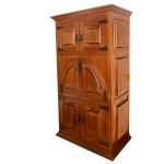 Original armário secretária em madeira clara, esculpido e ornado por largas almofadas. Caixa reta, com frontão saliente. Frente apresentando armários de 2 portas, centralizando prateleira reclinável semicircular. Ilhargas acompanhando a decoração, apoiadas em base construída em degraus.191 x 103 x 56 cm. Esta disponivel para ser visto. Este lote encontra-se na Granja Julieta, SP. Retirada com agendamento antecipado em nosso Escritório do Leilão  11.5044.1228.