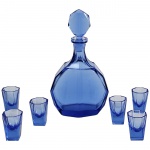 Conjunto de licoreira e 6 copinhos, de cristal Bohemia, na tonalidade azul cobalto. 26 cm altura a l