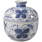 Grande pote de porcelana chinesa, azul e branca, formato bojudo, decoração com flores e frutos. 25,5
