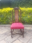 ANTIGA CADEIRA EM MADEIRA TODA TRABALHADA COM ENCOSTO EM PALHINHA E ASSENTO EM TECIDO VERMELHO COM DETALHE DE TACHINHAS. APRESENTA AVARIA PEQUENO FURO NA PALHILHA E MARCAS DE USO.MEDIDA: ASSENTO 50 CM DE LARGURA X 45 DE PROFUNDIDADE X 1,14 DE ALTURA.