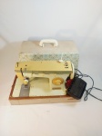 ANTIGA MÁQUINA DE COSTURA DA MARCA SINGER 242 , COM SUA CAIXA DE TRANSPORTE, COM MARCAS DE USO, NÃO TESTADA, POIS ESTA SEM TOMADA.MEDIDA 35 CM DE ALTURA X 49,5 CM X 22,5 CM DE LARGURA