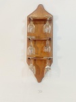 PORTA TAÇAS DE LICOR EM MADEIRA, ACOMPANHA 6 TAÇAS DE LICOR DIVERÇAS. MEDIDA: PORTA TAÇAS  43 CM X 14 CM DE LARGURA, TAÇAS MAIOR 10,5 CM X 4,5 CM D, MENOR 7,5 CM X 3,5 CM D.