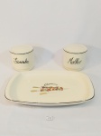 JOGO  COM 3 PEÇAS EM CERÂMICA SCHMIDT NA COR MARFIM, COM BORDAS FILETADAS NA COR PRETA, SENDO UMA TRAVESSA PARA CHURRASCO , UM POTE PARA FARINHA E UM POTE PARA MOLHO.RESISTENTE AO FORNO DE MICROONDAS.MEDIDA: TRAVESSA 27,5 CM X 19 CM X 3 CM DE ALTURA, POTES 8,5 CM DE ALTURA X 9 CM D