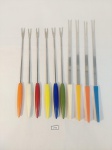 JOGO COM 10 GARFOS DE FOUDE COM CABO EM MATERIAL SINTÉTICO MULTICOLORIDO EM DOIS MODELOS DIFERENTE SENDO 6 STANLESS STELL JAPAN E 4 EM INOX HERCULES. MEDIDA: MAIOR 29 CM DE COMPRIMENTO, MENOR 26,5 CM DE COMPRIMENTO.