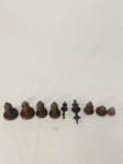 LOTE COM 9 PUXADORES PARA MÓVELIS EM MADEIRA, EM DIVERSOS TAMANHOS E MODELOS, APREVSENTAM MARCAS DO TEMPO, SENDO DOIS COM PERDA NA MADEIRA.MEDIDA: MAIOR 7,5 CM DE ALTURA X 4,5 CM D, MENOR 3,5 CM DE ALTURA X 3 CM D