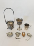 LOTE COM 8 PEÇAS DECORATIVAS  SENDO 1 CÁLICE   JUDAICO EM METAL PRATEADO RICAMENTE TRABALHADO COM DECORAÇÃO DE FOLHAS E UVA, UM SUPORTE PARA COPOS/BOWL EM METAL PRATEADO RICAMETE TRABALHADO, UM PEQUENO SALEIRO COM COLER EM METAL PRATEADO, 1 ANTIGA CANECA EM METAL PRATEADO COM ESCUDO DECORATIVO, 1 TASTE VIN EM METAL PRATEADO, 1 MINIATURA DE CUIA LEMBRAÇA DO RIO GRANDE DO SUL, 1 EM FUSOR DE CHÁ EM METAL PRATEADO.MEDIDA MAIOR  SUPORTE 24,5 CM DE ALTURA, MENOR COLHER 5 CM DE COMPRIMENTO