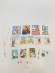 LOTE SACRO COMPOSTO POR 1 TERÇO NA COR VERDE ESCRITO FÁTIMA, 1 PEQUENO TERÇO NA COR BRANCA, 1 CHAVEIRO COM MEDALHA DE SANTO ANTÔNIO, 6 MEDALHINHAS DIVERSAS E 12 SANTINHOS. MEDIDA: MAIOR TERÇO 40 M DE COMPRIMENTO, MENOR MEDALHA 1 CM.