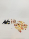 LOTE COMPOSTO POR PARTE DE JOGOS SENDO PARTE DE JOGO DE XADREZ INCOMPLETO E FICHAS PARA JOGOS, COM MARCAS DO TEMPO.MEDIDA: MAIOR PEÇA 6 CM DE ALTURA, MENOR 2,5 CM DE ALTURA