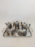 Baixela 6 Pecas Chá E Cafe Em inox .Contem 1 bandeja, 1 bule de café, 1 bule de chá, 1 leiteira com a tampa solta,açucareiro, 1 mantegueira em vidro transparente. Medida: bule de café 12 cm de altura x 6 cm D, Leiteira 12 cm de altura x 6 cm d, 11 cm de altura x 7 cm d, mantegueira 6,5 cm de altura x 8,5 cm d, açucareiro 7,5 cm de altura x 6,5 cm d, bandeja 45 cm x 28 cm de largura