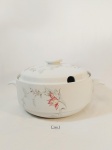 BELÍSSIMA SOPEIRA EM PORCELANA BRANCA COM DECORAÇÃO FLORAL COM ALÇA, COM PEQUENA MARCA/ DEFEITO DE FABRICAÇÃO NA PARTE INTERNA .MEDIDA:  21 CM D X 15 CM DE ALTURA COM TAMPA, SEM TAMPA 10 CM