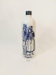 GARRAFA  DECORATIVA , EM PORCELANA BRANCA MARCADA  STENHAGER,  COM  FIGURAS  DE CASAL NA COR AZUL, MARCADO CERAMARTE LTDA, RIO NEGRINHO S.C. MEDIDA: 27,5 CM DE ALTURA X  8,5 CM D BASE