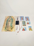 LOTE RELIGIOSO COM 1 GRAVURA DE N.S DE GUADALUPE, 1 PEQUENO LIVRO MINUTOS DE SABEDORIO COM FOLHAS SOLTANDO E MARCAS DO TEMPO, 7 SANTINHOS, 1 TERÇO E 1 ESCAPULARIO. MEDIDA: MAIOR 28 CM DE LARGURA X 42,5 CM DE COMPRIMENTO, MENOR SANTINHO 9 CM X 9 CM DE LARGURA
