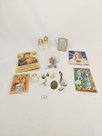LOTE RELIGIOSO COM 5 SANTINHOS, 1 IMAGEM DE N.S E SÃO JOSÉ, 1 OBJETO DECORATIVO DE CRIANÇA DORMINDO, 1 QUADRINHO EM METAL E MADEIRA, 1 ESCAPULARIO E 5 PINGENTES SENDO 1 COM QUEBRADO. MEDIDA:16,5 CM DE COMPRIMENTO X 10 CM DE LARGURA, MENOR  PINGENTE 2 CM