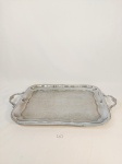BELÍSSIMA BANDEJA EM METAL PRATEADO COM ALÇAS RICAMENTE TRABALAHADAS, COM PÉS. MEDIDA: 49 CM DE ALÇA A ALÇA, 40, 5 CM DE COMPRIMENTO X 30,5 CM