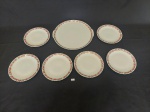 JOGO COM 6 PRATOS DE SOBREMESA E 1 PRATO DE BOLO EM PORCELANA RENNER PORTO ALEGRE COM DECORAÇÃO DE ROSAS. MEDIDA:  PRATO DE BOLO 28 CM D SEM ALÇA, COM ALÇA 29,5 CM D, PRATO DE SOBREMESA 17,5 CM D