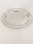 GRANDE TRAVESSA OVAL EM INOX WOLFF, COM DESGASTES DO TEMPO.MEDIDA: 48 CM DE COMPRIMENTO X 36 CM DE LARGURA X 2 CM DE ALTURA