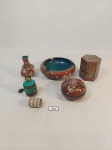 LOTE COM 5  PEÇAS  DECORATIVOS ESMALTADOS CLOSONE SENDO 3 CAIXINHAS RICAMENTE DECORADO, 1 VASO EM  EM MINIATURA E 1 CINZEIRO L. MEDIDA: MAIOR CINZEIRO 10 CM X 3,5 CM DE ALTURA, MENOR CAIXINHA 5 CM X 2,5 CM