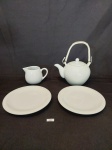 JOGO COMPOSTO POR UM BULE DE CHÁ  COM ALÇA SCHMIDT, 1 CREMEIRA E 2 PRATOS DE SOBREMESA EM PORCELANA BRANCA GERMER. MEDIDA:  BULE 13 CM DE ALTURA X 6 CM D, CREMEIRA 7,5 CM X 5,5 CM X 7,5 CM DE ALTURA, PRATO 16,5 CM