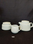 JOGO COMPOSTO POR 1 BULE DE CHÁ, 1 AÇULCAREIRO EM PORCELANA BRANCA STEATITA E 1 CREMEIRA EM PORCELANA BRANCA.MEDIDA: BULE 10,5 CM DE ALTURA COM TAMPA X 8 CM D, AÇULCAREIRO 8 CM DE ALTURA X 7,5 CM D, CREMEIRA 7,5 CM DE ALTURA X 7,5 CM X 5,5 CM