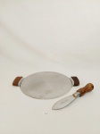 PORTA FRIOS EM INOX GAZOLA COM DETALHE EM MADEIRA E FACA DESOSSADEIRA MARCADO PAZ PAZIN FOZ DO IGUAÇU COM CABO EM MADEIRA. MEDIDA: BANDEJA 37 CM X 30 CM, FACA 23,5 CM DE COMPRIMENTO