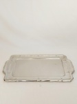 BANDEJA RETANGULAR EM INOX WOLFF COM BORDA TRABALHADA, POSSUI 2 AMAÇADOS NA BORDA.MEDIDA: 54 CM DE COMPRIMENTO X 31 CM DE LARGURA