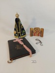 LOTE SACRO COMPOSTO POR 1 BÍBLIA, 1 IMAGEM N.S APARECIDA, 1 ESCAPULARIO E 1 ORATÓRIO. MEDIDA: MAIOR N. S 19 CM DE COMPRIMENTO COM COROA, MENOR ESCAPULARIO 10 CM