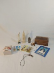 LOTE SACRO COMPOSTO POR 3 IMAGENS DE NOSSA SENHORA  EM RESINA EM DIVERSOS MATERIAIS E MODELOS, 1 CAIXA EM MADEIRA COM COM DETALHE DE CRUZ EM METAL, 7 SANTINHOS, 1 FOLHINHA DA SAGRADA FAMÍLIA, 1 ESCAPULARIO, E 1 MINI ORATÓRIO. MEDIDA: MAIOR 15 CM DE COMPRIMENTO X 10 CM DE LARGURA X 6,5 CM DE ALTURA, MENOR ORATÓRIO 3 CM DE COMPRIMENTO