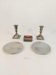 LOTE 6  PEÇAS DECORATIVAS   AS  SENDO 2 CASTIÇAIS METAL,  CAIXA PORTA PORTA ANEL. 2 CASTIÇAIS EM ALUMINIO POLIDO. MEDIDA CASTIÇAIS  10 CM ALTURA,  CASTIÇAIS REDONDOS,  10,5 CM DE DIAMETRO, CAIXA PORTA ANEL  6 CM X 3 ALTURA