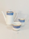 SERVIÇO DE CAFE A 3 PEÇAS PORCELANA SCHMIDT BORDAS AZUIZ COM OURO, COMPOSTO DE BULE DE CAFE, CREMEIRA E AÇUCAREIRO . SEM TAMPA  MEDIDA BULE 23 CM DE ALTURA,  AÇUCAREIRO. 10,5 CM E LEITEIRA 10 CM DE ALTURA