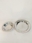 2 PEÇAS EM AÇO INOX, SENDO 1 PAOZEIRA  AVARANDADA 1 TRAVESSA FUNDA, MEDIDA PAOZEIRA 22,5 CM DE DIAMETRO, TRAVESSA 30 CM DE DIAMETRO