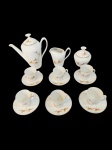 JOGO PARA CAFÉ 9 PEÇAS  EM PORCELANA REAL COM DECORAÇÃO FLORAL E FRISO DOURADO COM 1 BULE, 1 LEITEIRA, 1 AÇULCAREIRO E 6 XÍCARAS DE CAFÉ E 6 PIRES SENDO 3 COM MICRO BICADOS NA PARTE DE BAIXO. MEDIDA: BULE 19 CM DE ALTURA COM TAMPA, 5 CM D, LEITEIRA 7 CM X 3 CM X 10 CM DE ALTURA, AÇUCAREIRO 6 CM X 11 CM DE ALTURA COM TAMPA,  XÍCARA 5,5 CM D X 5 CM DE ALTURA, PIRES 10,5 CM D