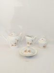 SERVIÇO DE CHA 7 PEÇAS  EM PORCELANA  COM DECORAÇÃO FLORAL E FRISO DOURADO COMPOSTO 1 BULE DE CHÁ, 1 AÇULCAREIRO, 1 MANTEGUEIRA E 1 LEITEIRA. MEDIDA: BULE 17 CM DE ALTURA COM TAMPA X 6 CM D, AÇUCAREIRO 12 CM DE ALTUTRA COM TAMPA X 6 CM D, LEITEIRA 8 CM X 4,5 CM X 10,5 CM DE ALTURA, MANTEGUEIRA PARTE INTERNA 10 CM D, 15 CM X 8,5 CM DE ALTURA COM TAMPA