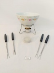 PANELA FONDUE  PARA CHOCOLATE  EM CERÂMICA COM 1 VELA 4 GARFOS, 1 SUPORTE E 1 TIGELA. MEDIDA: TIGELA 13,5 CM D X 7 CM DE ALTURA, VELA 4 CM D, SUPORTE 8,5 CM D X 6 CM DE ALTURA, GARFO 18 CM DE COMPRIMENTO