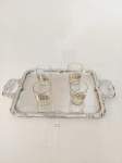 LOTE COMPOSTO POR 4 COPOS  DE WHISKY EM  MARCADO  ESCRITO SEAGRAM´S 100 PIPERS  E BANDEJA EM INOX MERIDIONAL COM ALÇAS. MEDIDA:  COPO 7,5 CM D X 8 CM DE ALTURA, BANDEJA SEM ALÇA 40,5 CM DE COMPRIMENTO X 31 CM DE LARGURA